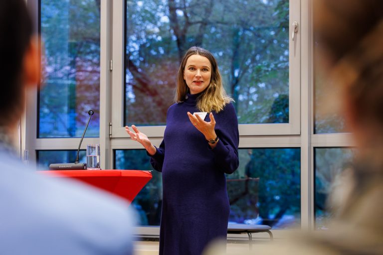 Susan Wilms bei der IKEM-Jahrestagung 2023 (Photo by SeeSaw Agency | Jule Halsinger)