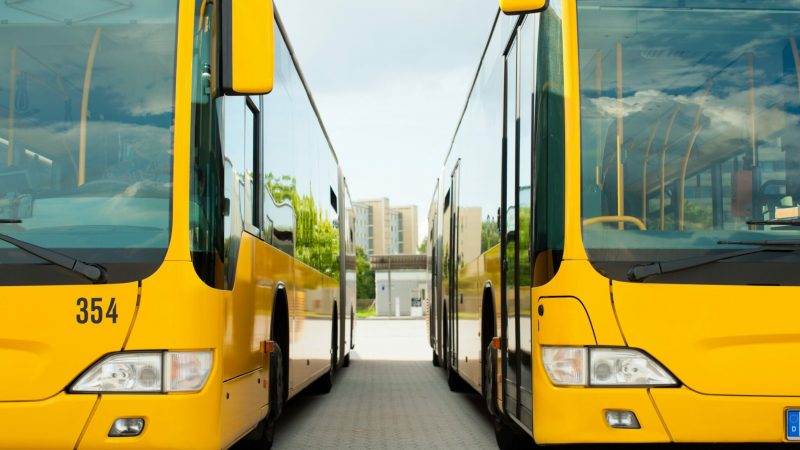 Busse parken nebeneinander auf dem Bushof