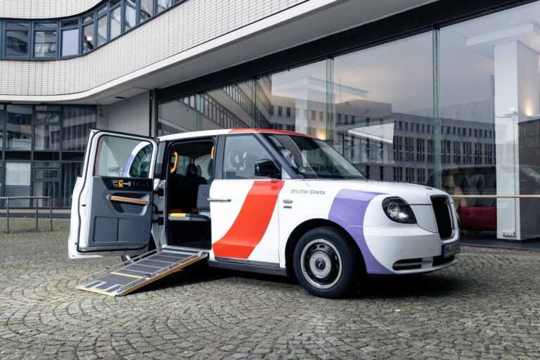 Ein On-Demand-Shuttle Fahrzeug von hvv hop (Quelle: VHH / Wolfgang Köhler)