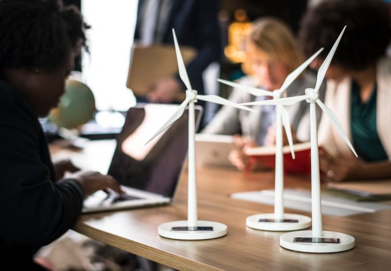 Windradmodelle auf Tisch